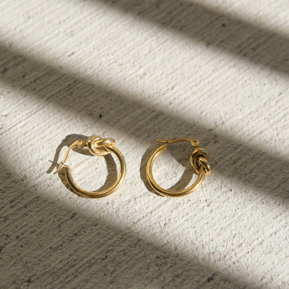 🔅18K Gold Plated knot Hoop Earrings - Picture 4 of 5
